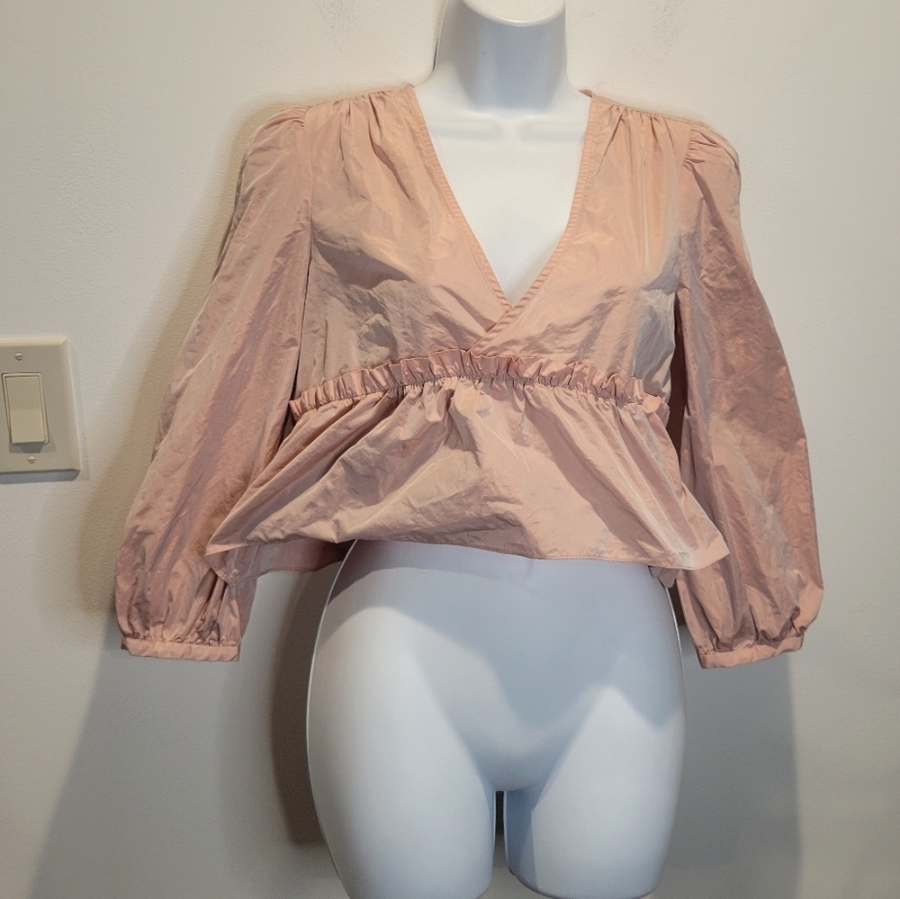 Aritzia size xs pink jinx long sleeves cropped top. Small flaw